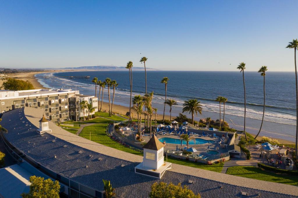 - Vistas a la playa y al océano desde un complejo en SeaCrest Oceanfront Hotel, en Pismo Beach