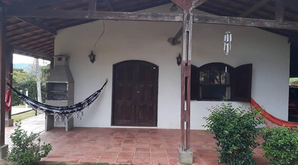 een kamer met een gebouw met een deur en een fornuis bij Chácara Santista in Serra Negra