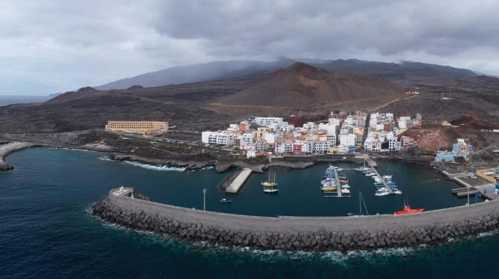 una vista aérea de un puerto con barcos en el agua en Tesbabo Beach, en La Restinga