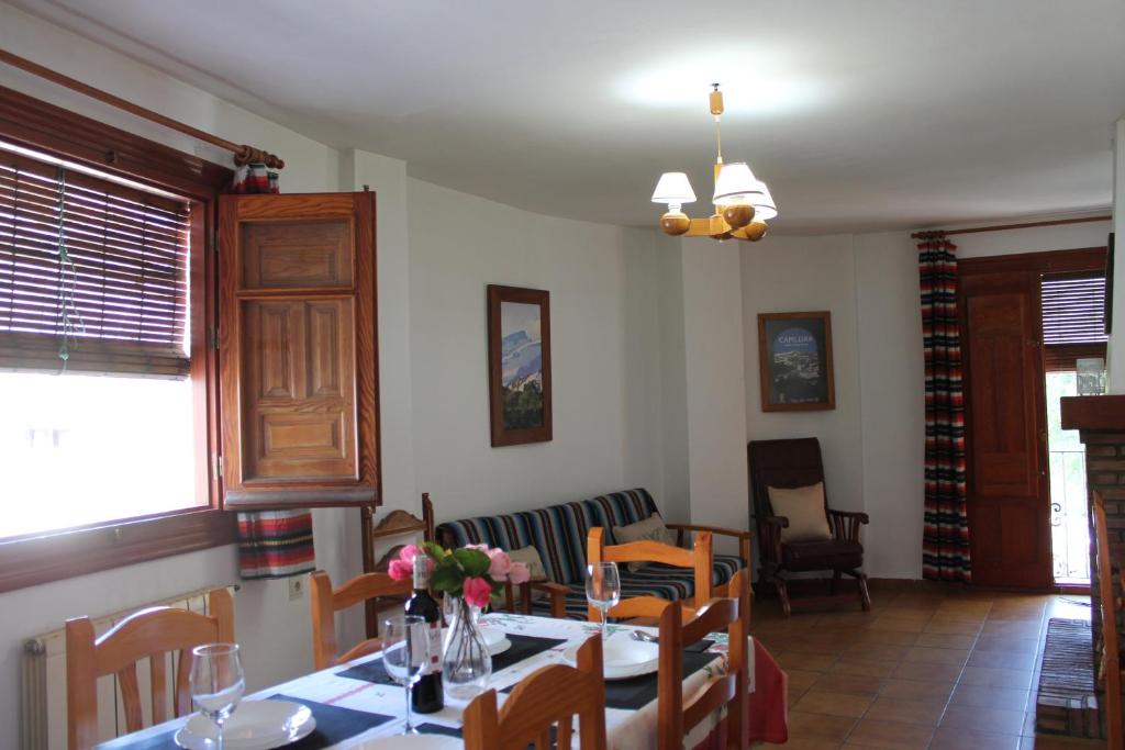 a dining room with a table and chairs at Apartamentos Rurales Rosendo: El Jazmin in Capileira