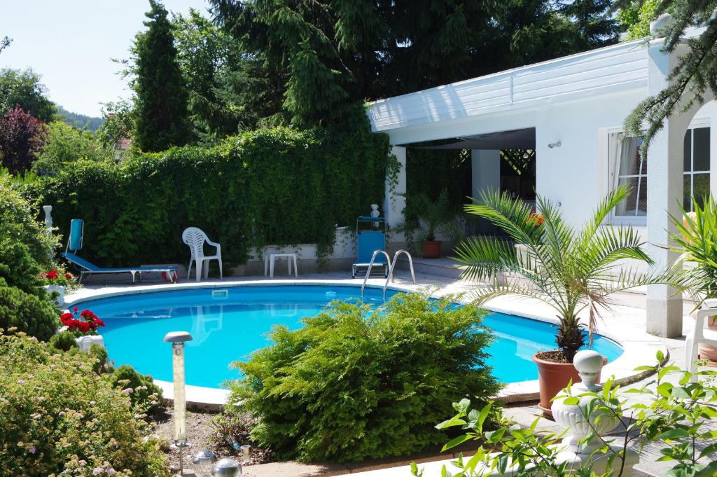 Bazén v ubytování Gästehaus Gaens - Ferienwohnung nebo v jeho okolí