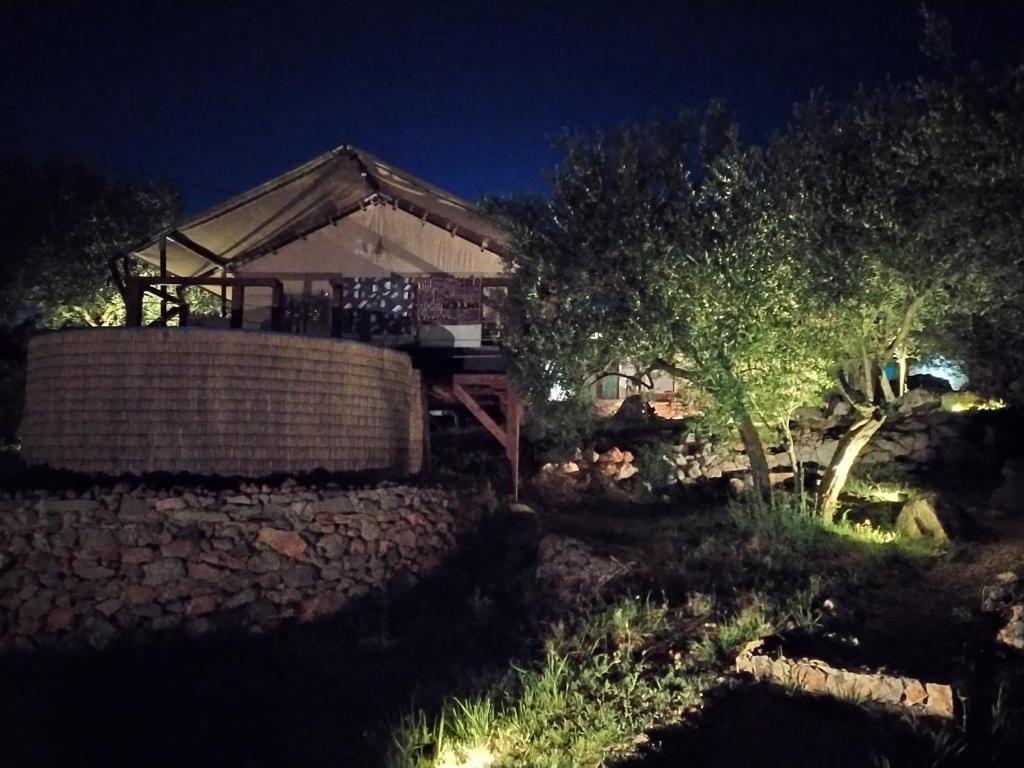Vonkajšia záhrada v ubytovaní Krk glamping village