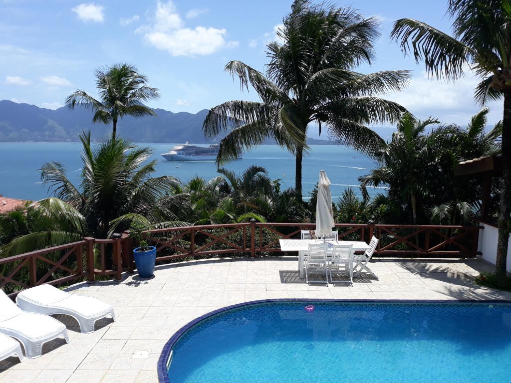 伊利亞貝拉的住宿－Casa da Imperatriz，一个带椅子的游泳池,享有海景