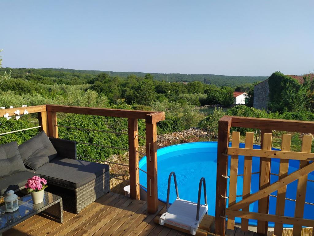 Príroda v okolí luxusného stanu