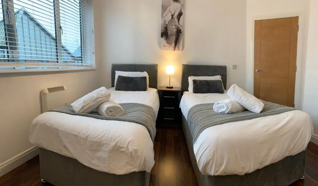 Zen Mint Birmingham City Centre Apartment with Kitchen and Secure Parking Perfect for 2-4 Contractors and Family Accepting Long Term Bookings Low Rates for January, Birmingham, United Kingdom