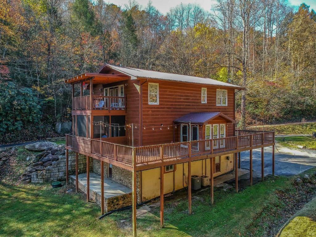 Grand Ladybug Resort on a Creek. Family Cabin with a Pond and Forest Views