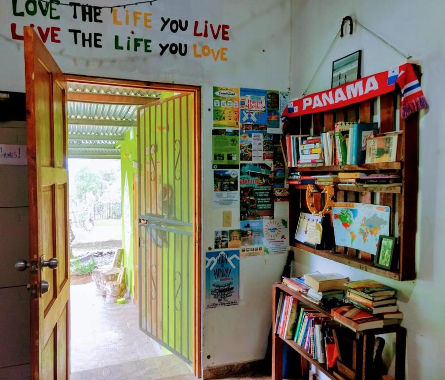 ein Zimmer mit einer Tür mit einem Schild, das liest, dass Liebe das Leben liebt, das man lebt in der Unterkunft Soursop Hostel in Cueta