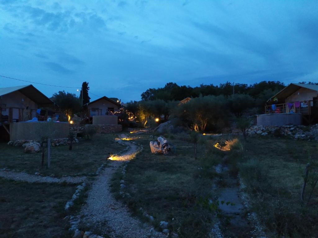 Vonkajšia záhrada v ubytovaní Krk glamping village