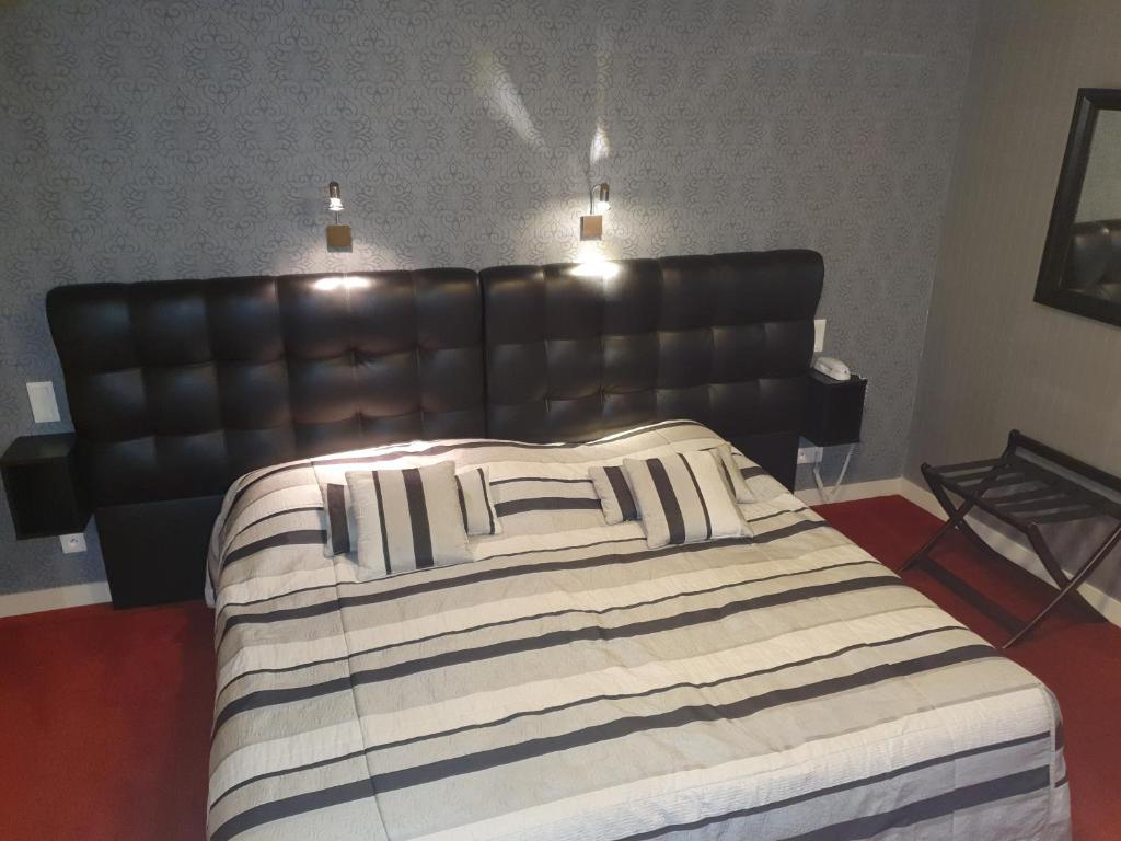 Postel nebo postele na pokoji v ubytování Hôtel de La Croix d'Or