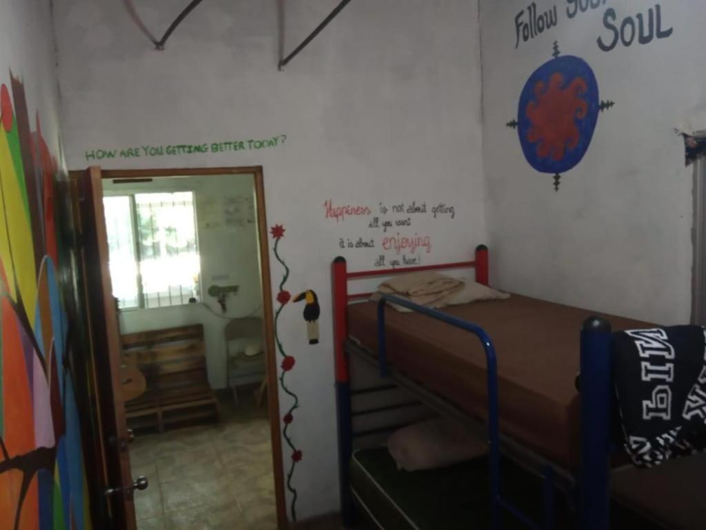 Ein Bett oder Betten in einem Zimmer der Unterkunft Soursop Hostel