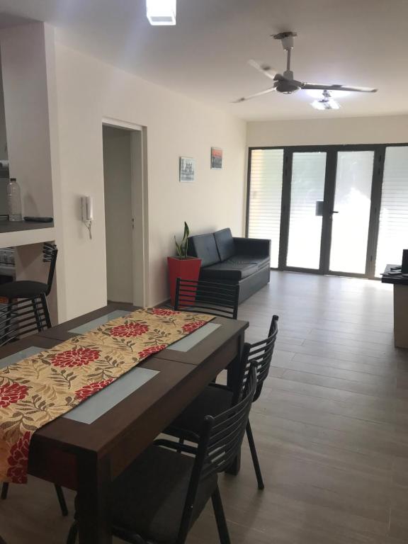 un salon avec une table et un canapé dans l'établissement DEPARTAMENTO DE 2 DORMITORIOS C/ COCHERA, à Villa María