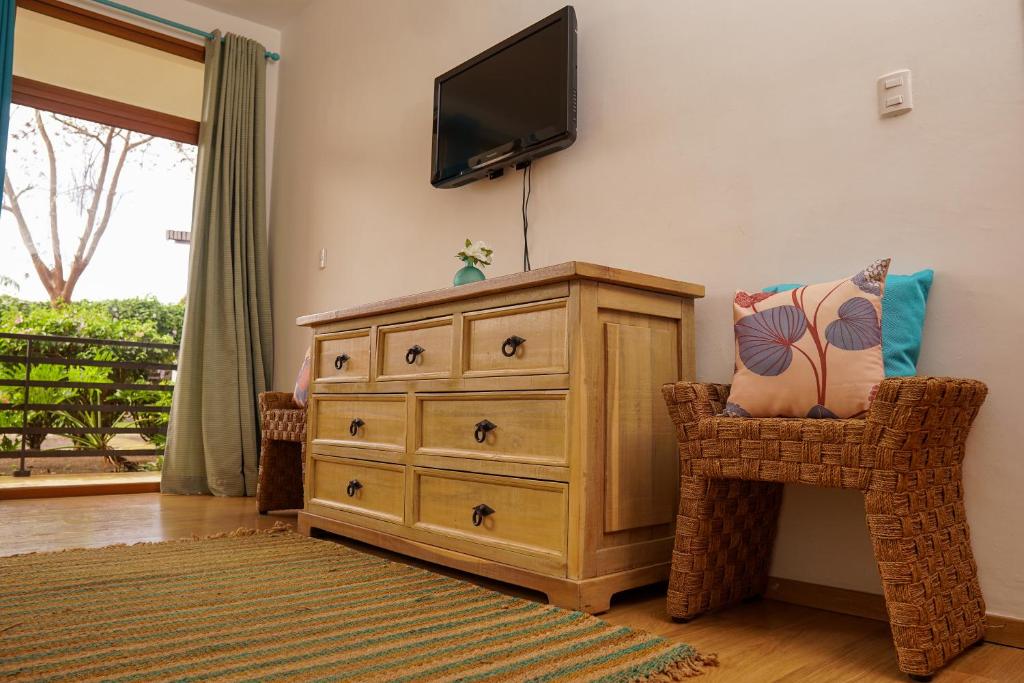 TV a/nebo společenská místnost v ubytování Sybaris Suites & Residences