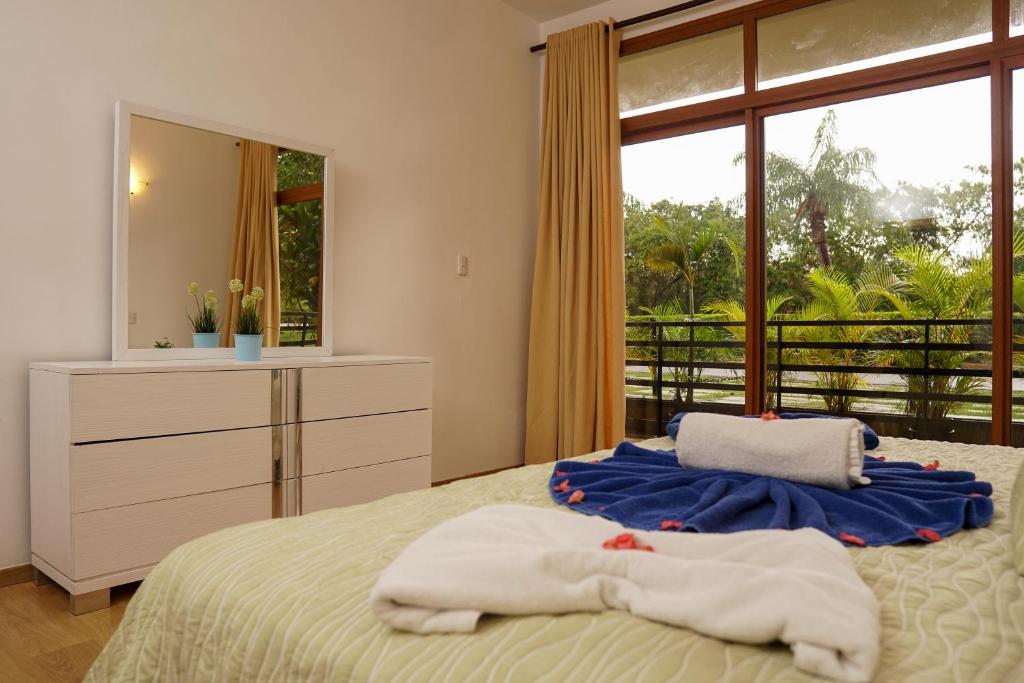 Postel nebo postele na pokoji v ubytování Sybaris Suites & Residences