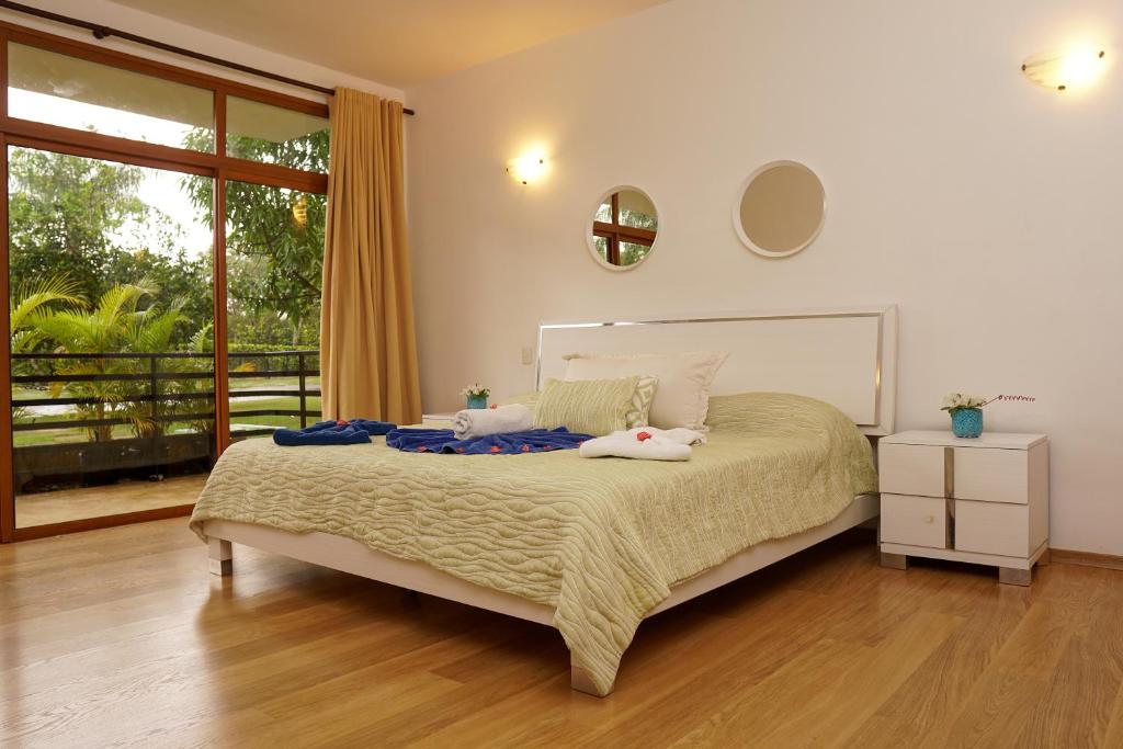 Postel nebo postele na pokoji v ubytování Sybaris Suites & Residences