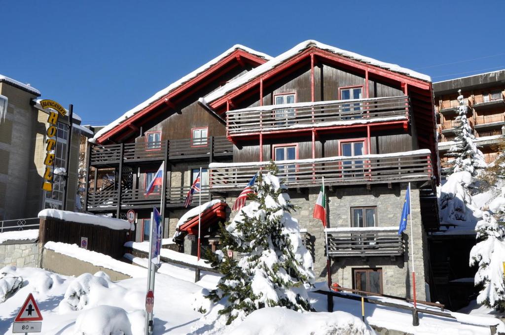 ein großes Gebäude mit Schnee davor in der Unterkunft Hotel Biancaneve in Sestriere