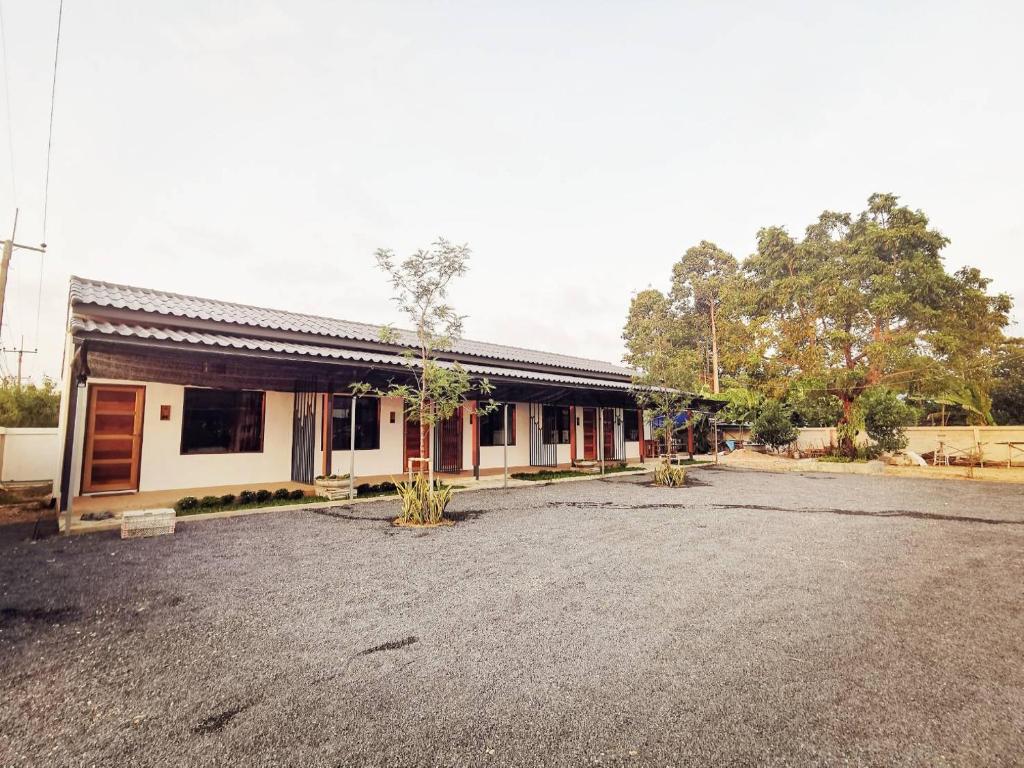 Ban Nong SrahにあるNararin Garden Houseの正面に駐車場がある建物