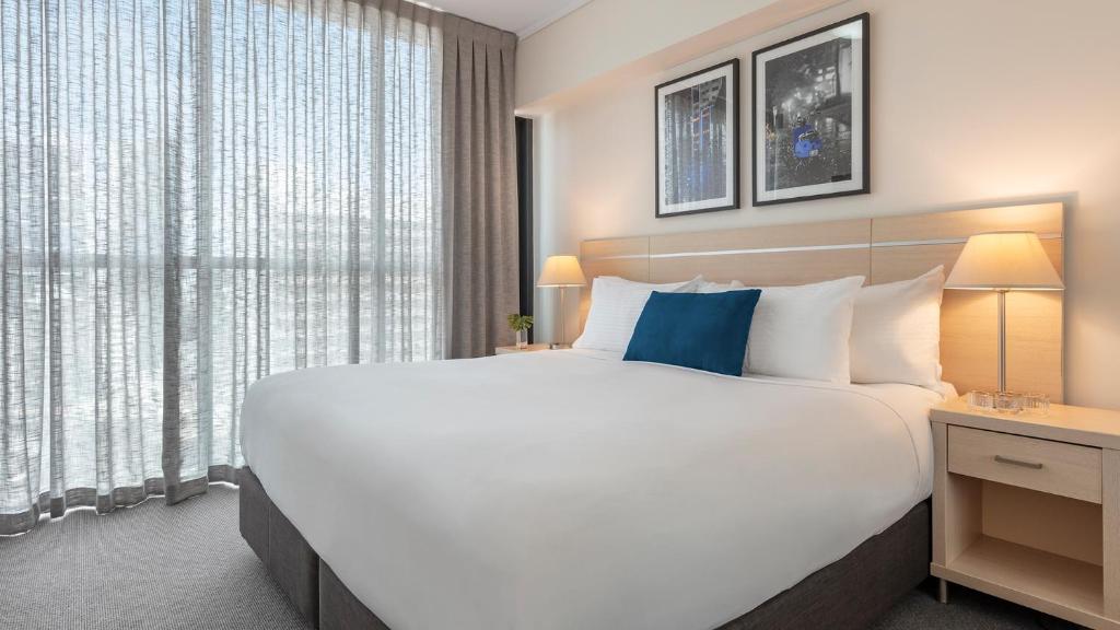 Postel nebo postele na pokoji v ubytování Oaks Brisbane on Charlotte Suites