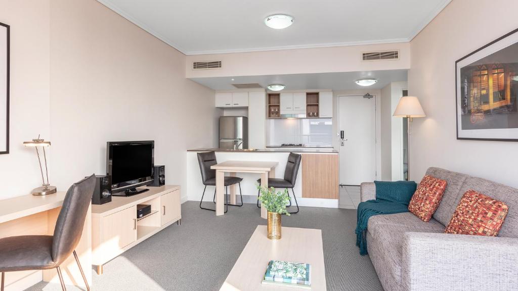 Kuchyň nebo kuchyňský kout v ubytování Oaks Brisbane on Charlotte Suites