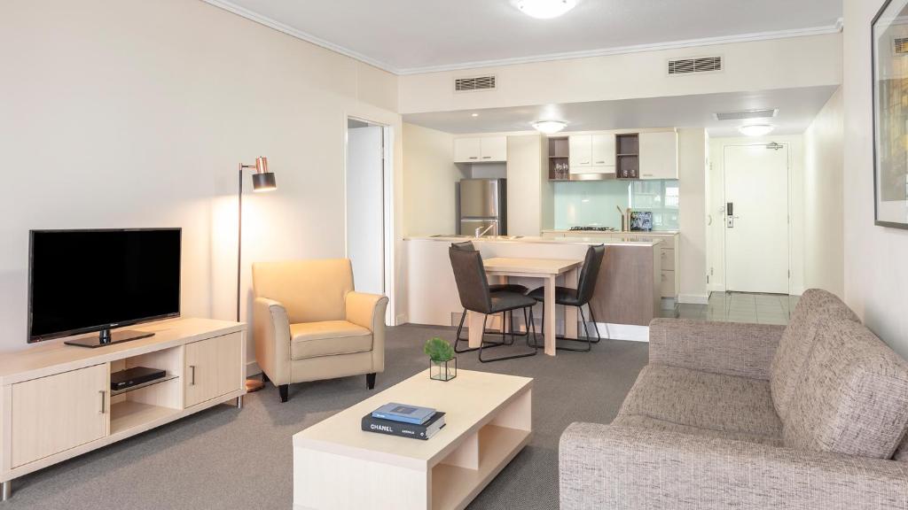TV a/nebo společenská místnost v ubytování Oaks Brisbane on Charlotte Suites