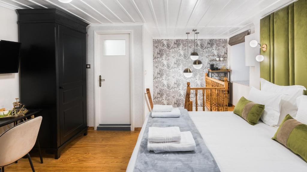 Кровать или кровати в номере Mavrogenous Luxury Apartments