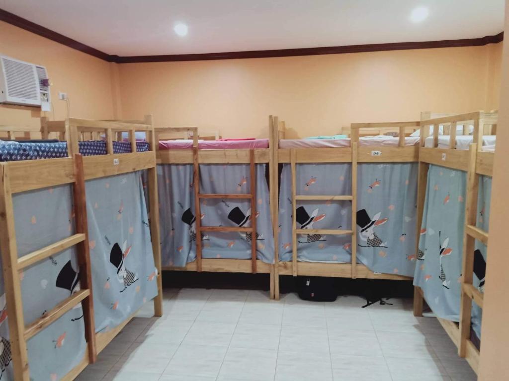 Palanda nebo palandy na pokoji v ubytování Stella'z guesthouse