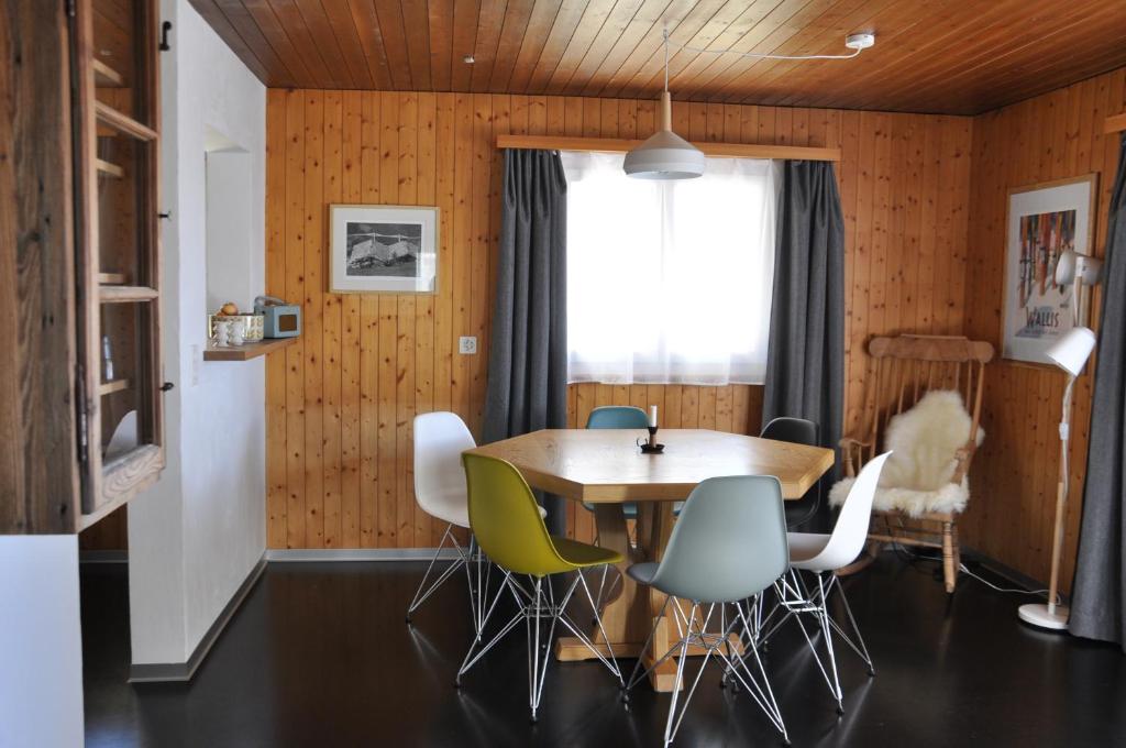 a dining room with a table and chairs at Chalet Bietschhorn Rosswald in Termen