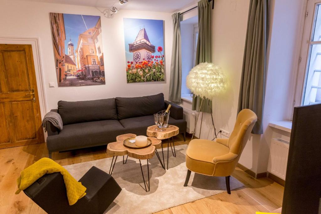 uma sala de estar com um sofá e uma mesa em Charming 45m2 Apartment in Heart of Graz em Graz