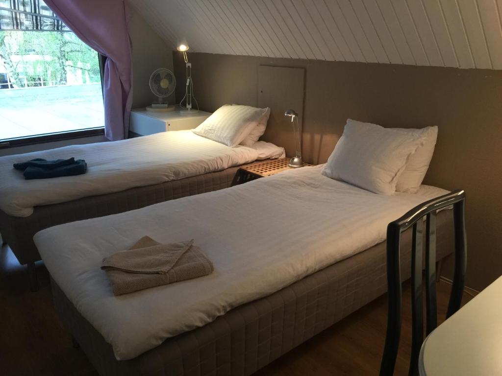 2 camas en una habitación con ventana en Flygarevägen, en Höllviken