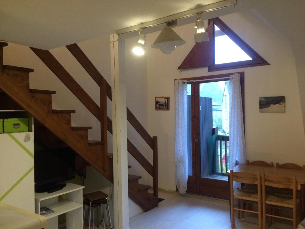 sala de estar con escalera y ventana en Duplex T2 Cabine aux pieds du télécabine avec parking, en Luchon