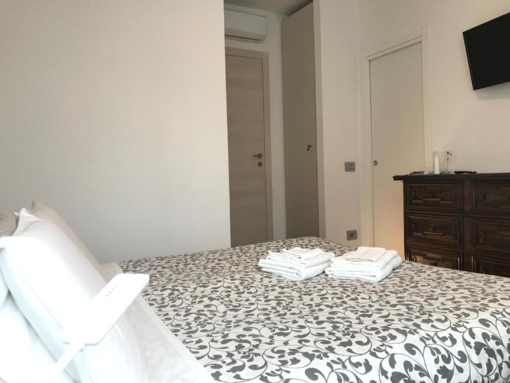 Łóżko lub łóżka w pokoju w obiekcie La Maggiolina camere La Spezia