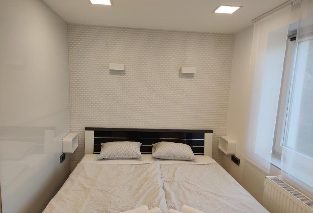 Postel nebo postele na pokoji v ubytování AQUA SOLAR APARTMANHÁZ