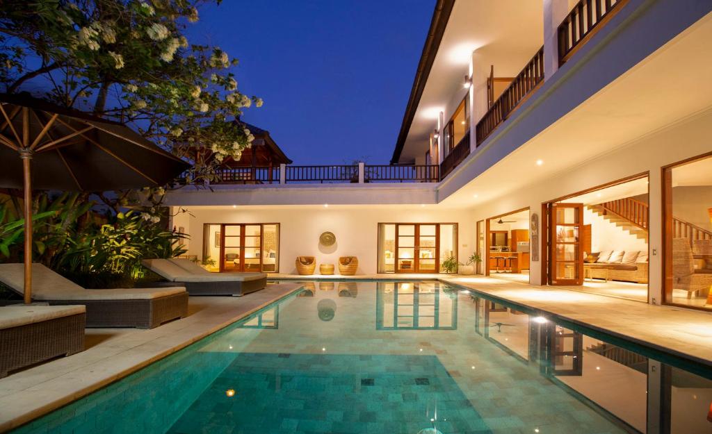 una imagen de una piscina en una casa en Puri Temple Villa, en Canggu