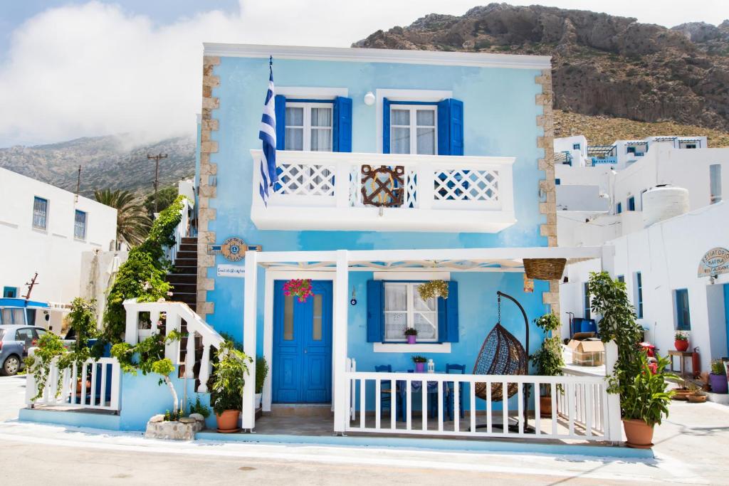 uma casa azul e branca com uma porta azul em Captain Elias Studios 2 em Cárpatos