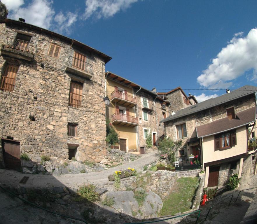 un grupo de edificios de piedra en una ciudad en Gite Montagne Mercantour, en Valdeblore