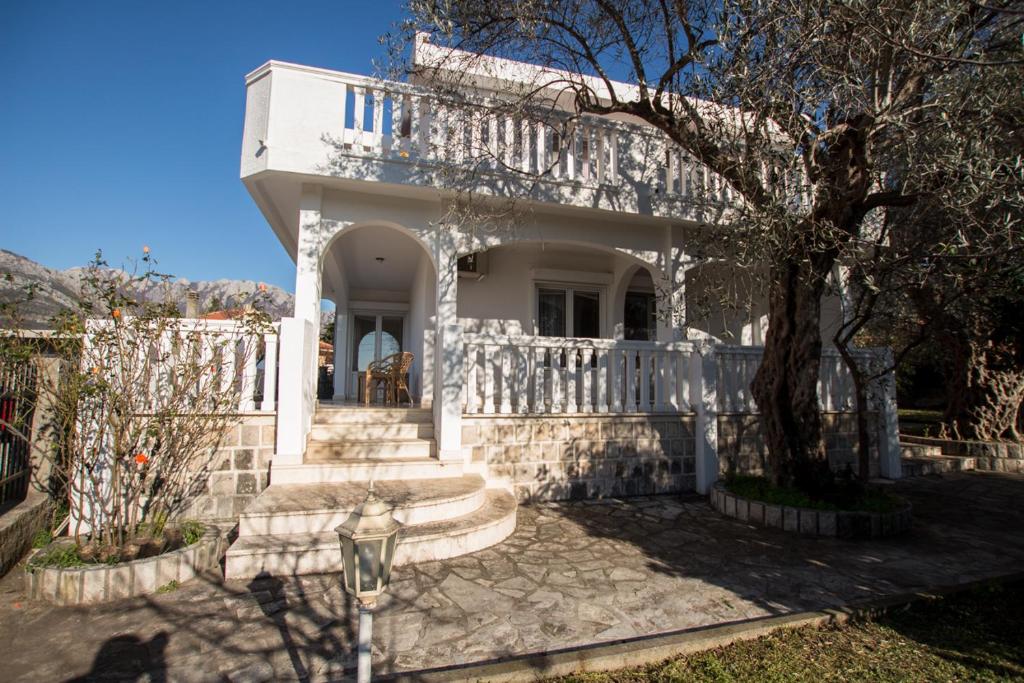 Budova, kde se vila nachází