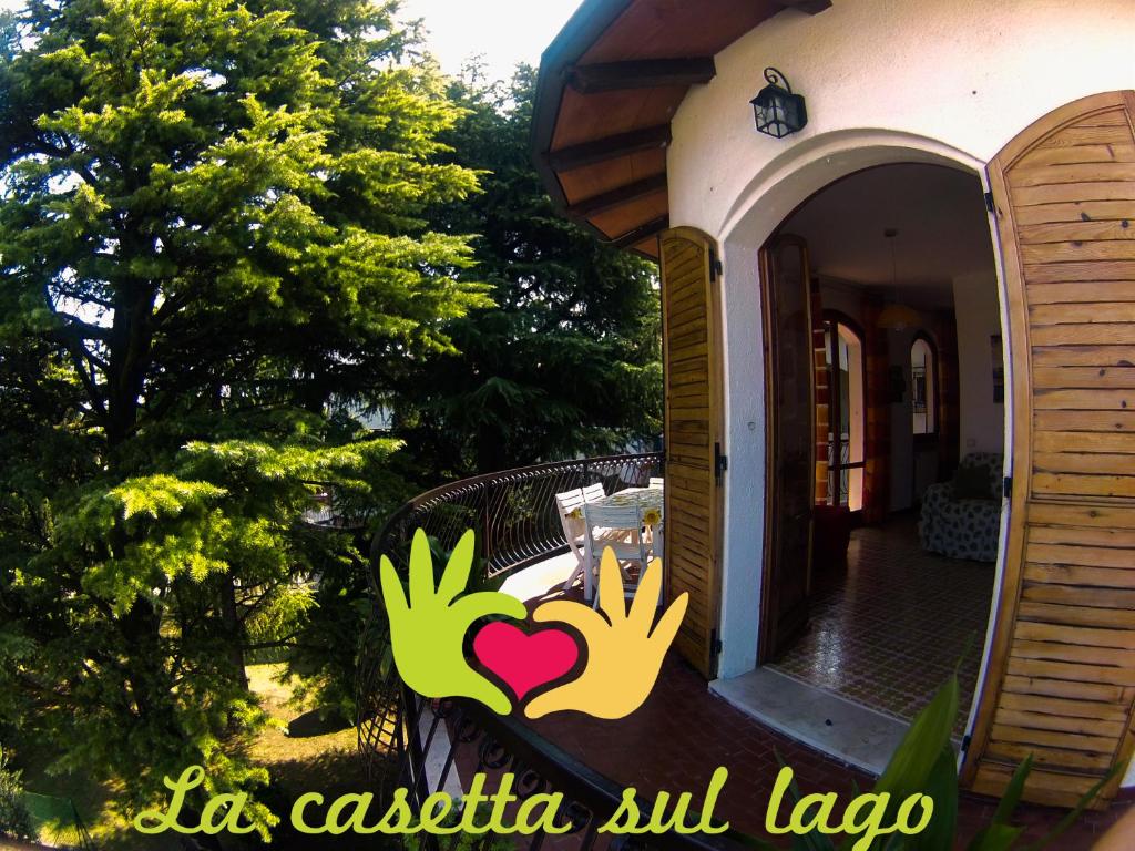 um sinal com duas mãos em frente a uma casa em La Casetta Sul Lago em Peschiera del Garda