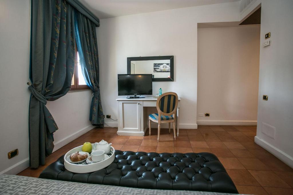 TV a/nebo společenská místnost v ubytování Hotel Quadrifoglio Roma Eur
