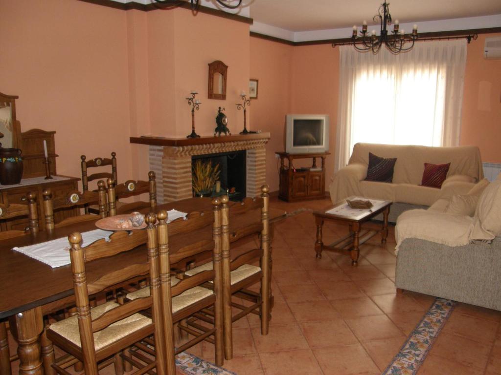 Televízia a/alebo spoločenská miestnosť v ubytovaní Casa Rural Alonso Quijano