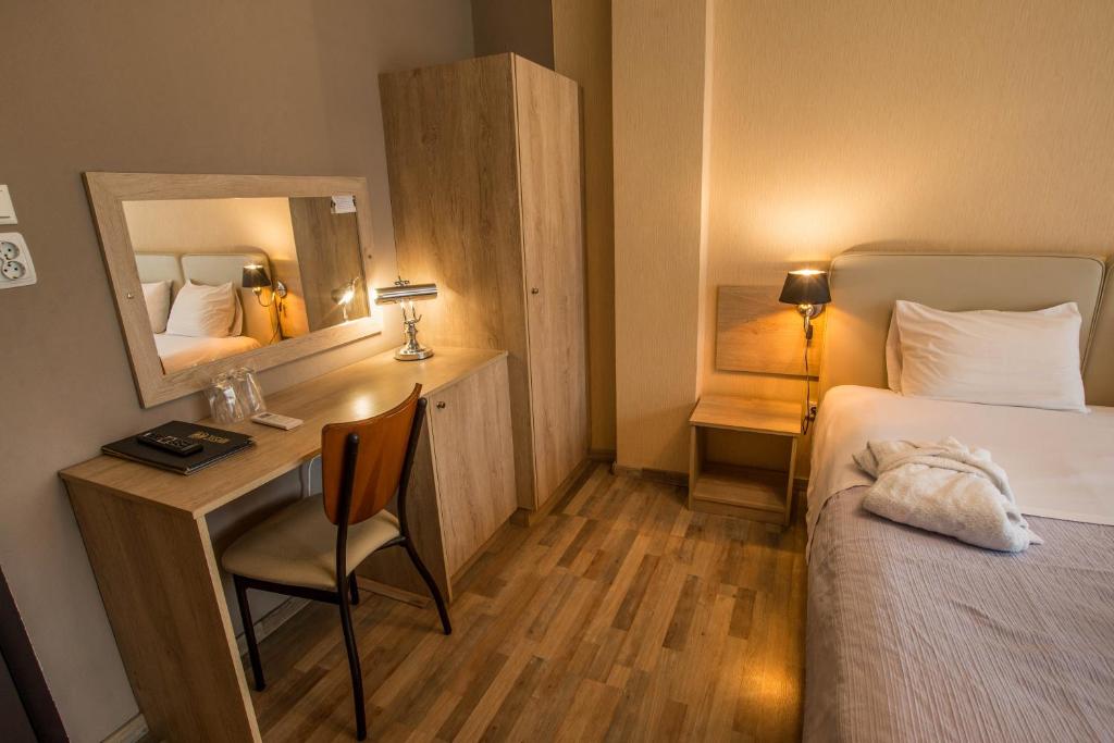 Łóżko lub łóżka w pokoju w obiekcie John's Hotel