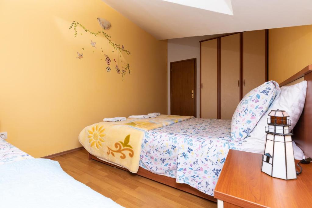 Posteľ alebo postele v izbe v ubytovaní Apartman Monika