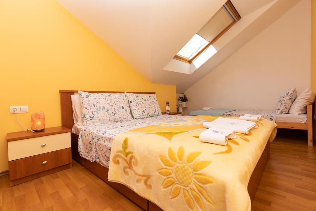 Posteľ alebo postele v izbe v ubytovaní Apartman Monika