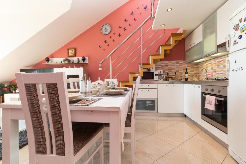 Kuchyňa alebo kuchynka v ubytovaní Apartman Monika