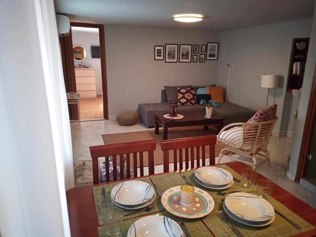 salon ze stołem, krzesłami i kanapą w obiekcie Plateia Apartments (Xara) w mieście Ajos Nikolaos