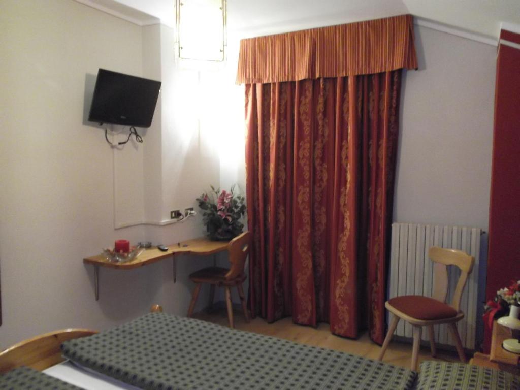TV a/nebo společenská místnost v ubytování Hotel Adele