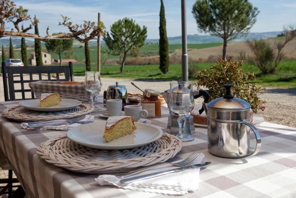 een tafel met borden eten erop bij Agriturismo San Marcello in Castiglione dʼOrcia