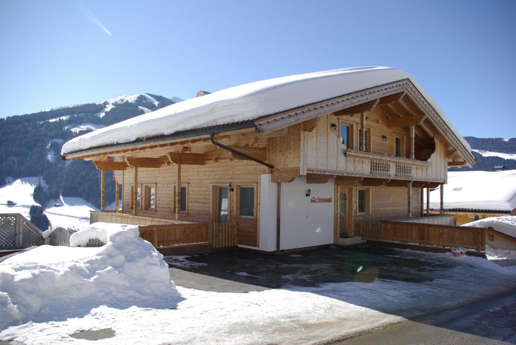 ein Blockhaus mit Schnee darüber in der Unterkunft Haus Fernwald in Alpbach