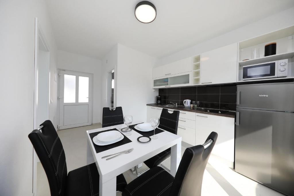 Kuchyňa alebo kuchynka v ubytovaní Apartments Noa Nin Ždrijac