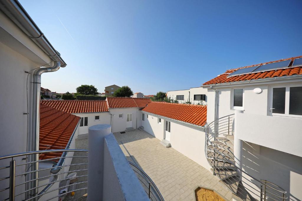 Balkón alebo terasa v ubytovaní Apartments Noa Nin Ždrijac