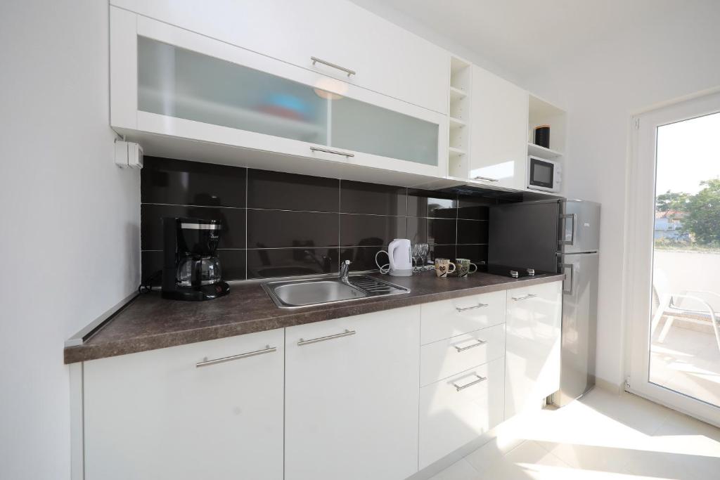 Kuchyňa alebo kuchynka v ubytovaní Apartments Noa Nin Ždrijac