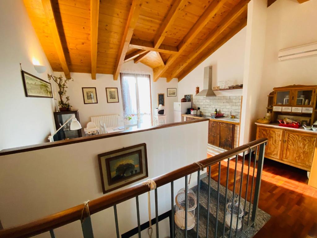 una escalera que conduce a una cocina y una sala de estar en Il nido della cicogna, en Certosa di Pavia